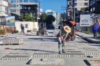 Novo trecho da rua Delfim Mrio de Pdua Peixoto recebe pavimentao em paver 